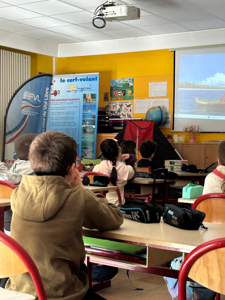 Enfant qui regarde un cours de cerf-volant en classe